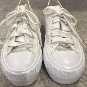 NO BOUNDRIES SIZE 7 MEMORY FOAM SNEAKERS